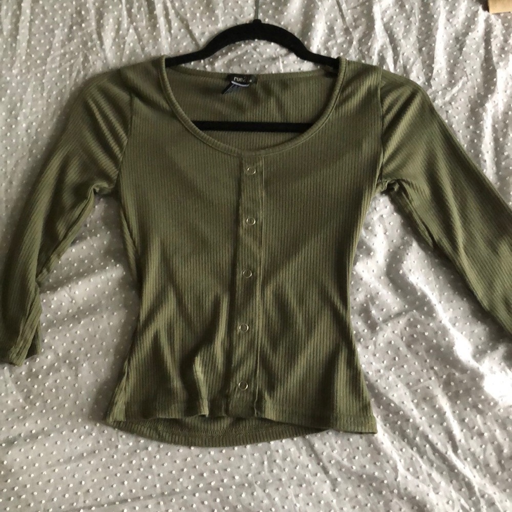 Medium arm length, oval neck tee